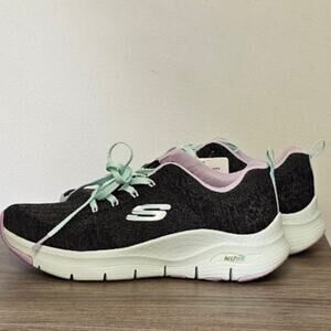Skechers Women's Arch Fit Comfy Wave Walking Shoes Size 8.5  NWT